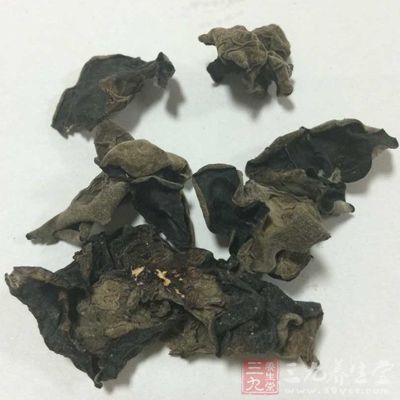 用清水将黑木耳浸泡一夜后