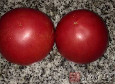 西红柿昑吸大量的谷胱甘肽，对抑制黑色素与预防黑色素沉着有很好的效果