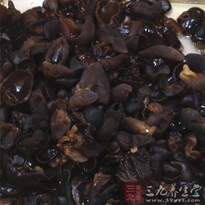 新鲜烤麸200克，香菇50克，黑木耳50克，盐15克