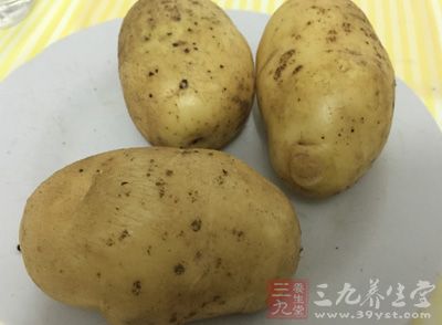 土豆2个，面粉是土豆的1/3，花椒粉，盐少许