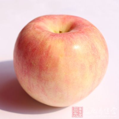 苹果中含有大量的营养物质，能够有效去除斑点