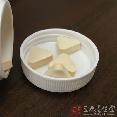 药物治疗只是用来减轻症状、减少并发症的发生