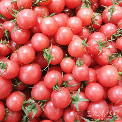 西红柿存在独特的茄红素，可快速促进肠道消化
