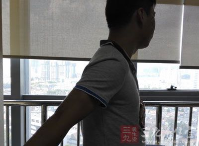 一般男性到了五十岁以后,雄性激素的机能会逐渐衰退,特别是睾固酮的分泌会减少,这种因为体内荷尔蒙分泌的变化所产生的身心障碍,就是所谓的「男性更年期」 一般男性到了五十岁以后,雄性激素的机能会逐渐衰退,特别是睾固酮的分泌会减少,这种因为体内荷尔蒙分泌的变化所产生的身心障碍,就是所谓的「男性更年期」