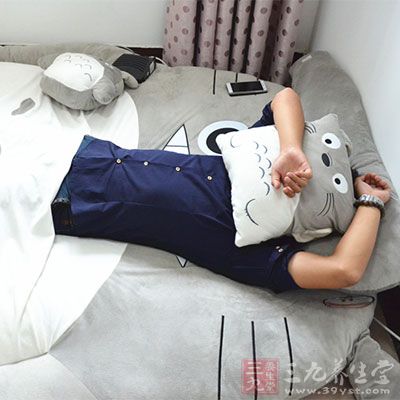 聆听平淡而有节律的音响建立诱导睡眠的条件反射