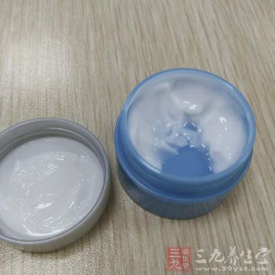 治疗早期的痔疮患者可以使用痔疮膏或痔疮栓