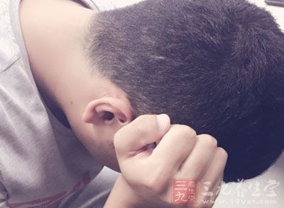 每平方厘米的头皮上约有100万个微生物 每平方厘米的头皮上约有100万个微生物