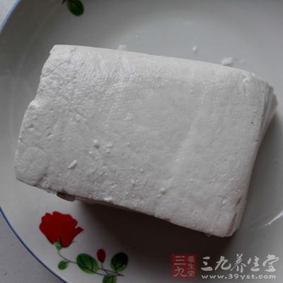 準(zhǔn)備聚酯豆腐或是嫩豆腐一塊