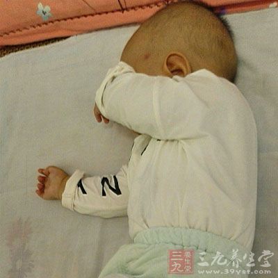 幼兒急疹的特點(diǎn)是急性起病，突然高熱達(dá)39℃，持續(xù)3—4天后體溫突然下降