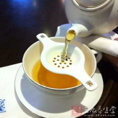 將上述4味藥同放入大茶缸中，用沸水沖泡，片刻飲用。代茶頻服