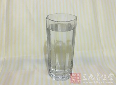 养成多喝水的习惯可以冲淡尿液,让尿液快速排出 养成多喝水的习惯可以冲淡尿液,让尿液快速排出