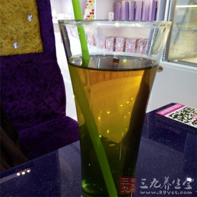 尽量避免过多地喝饮料,以白开水取而代之,保持每天饮用 8 大杯白水以促进体内毒素及时排出。 尽量避免过多地喝饮料,以白开水取而代之,保持每天饮用 8 大杯白水以促进体内毒素及时排出。