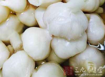 笔者常用糖蒜水治疗该病