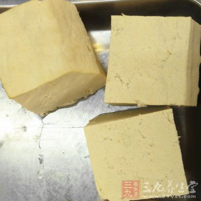 豆腐中含蛋白質(zhì)，脂肪、糖、及多種維生素及微量元素