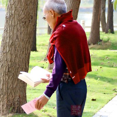 会出现精神紧张，性情急躁，多疑猜忌等