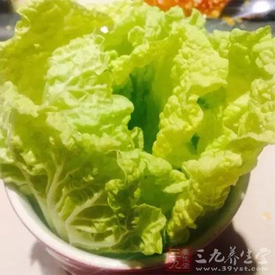 速食餐、零食等垃圾食品很容易造成便秘，容易引发痘痘。多吃蔬菜、水果等，营养均衡的饮食也很重要。