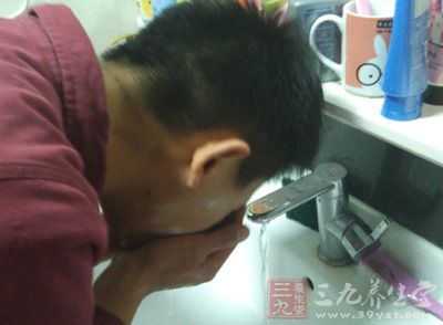 皮肤专家认为很多皮肤问题都是因为洁面方法不正确