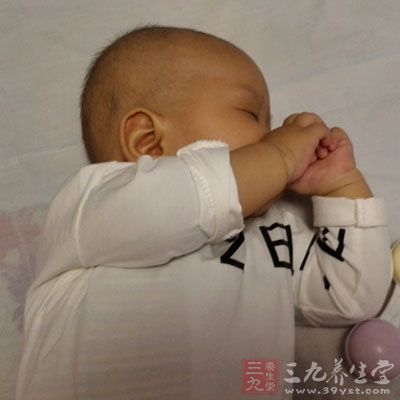 宝宝睡眠的位置要经常更换