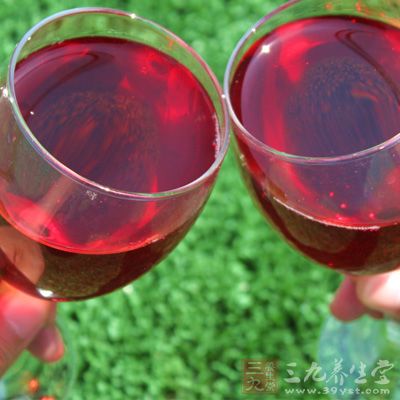 一周喝四杯到八杯红葡萄酒可以把前列腺癌的几率降低一半 一周喝四杯到八杯红葡萄酒可以把前列腺癌的几率降低一半