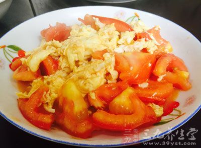 鸡蛋遇上西红柿，就能规避胆固醇高的弊端