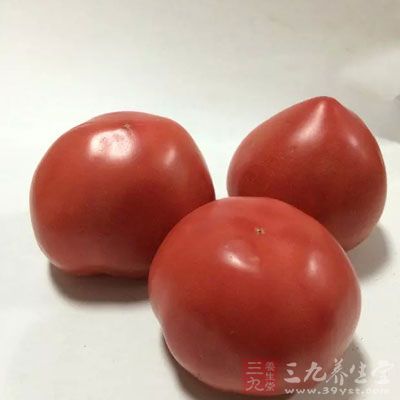 番茄含有丰富的维生素A、维生素C、维生素P、有机酸及磷、铁等矿物质