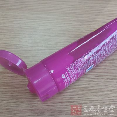 女士使用的護(hù)膚品同樣可以適用于男性