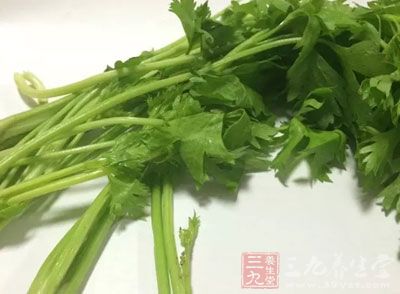 炒芹菜的家常做法 预防高血压就吃炒芹菜