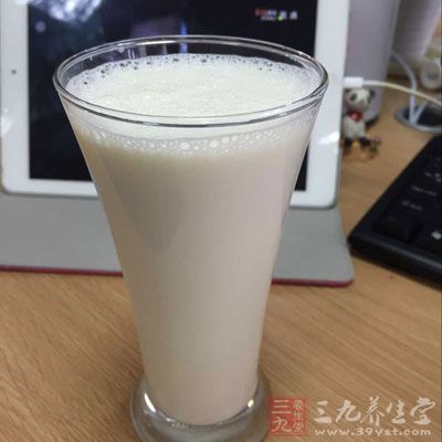 在煮牛奶时加糖，牛奶中的赖氨酸与果糖在高温作用下会生成一种有毒物质——果糖赖氨酸