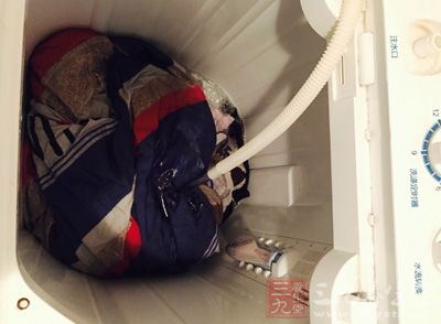 经常打开洗衣机的盖子，让里面保持干燥