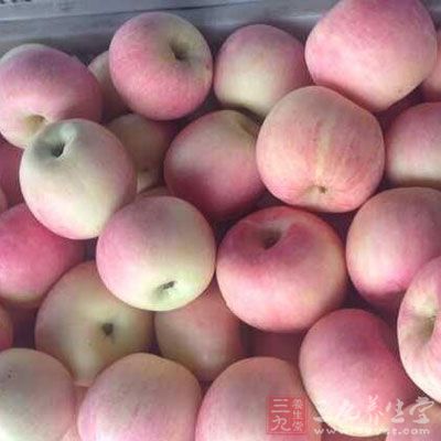 苹果两个、化妆棉适量 苹果两个、化妆棉适量