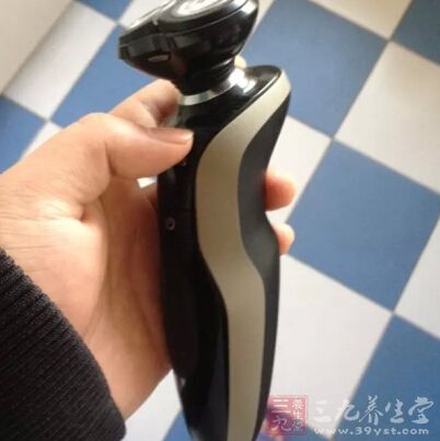 经常剃须,会使脸部皮肤组织不断地剥落、更新,加快新陈代谢,导致皮肤发生松弛 经常剃须,会使脸部皮肤组织不断地剥落、更新,加快新陈代谢,导致皮肤发生松弛