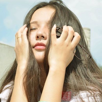 以滴管将含有纯中药成分的精油滴在肚脐中（根据使用说明决定用量）。