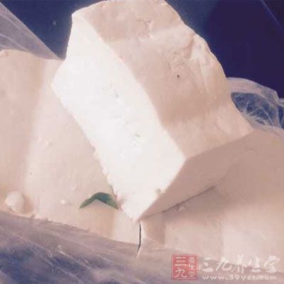 先将一块豆腐捣碎，然后用纱布滤干水分。