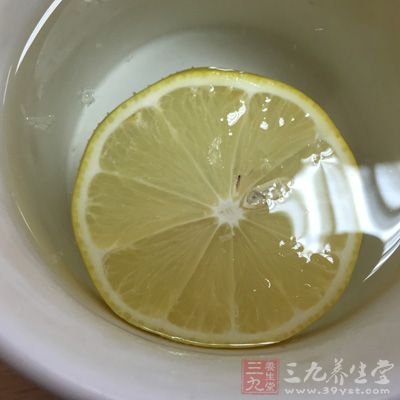 檸檬蜂蜜水是一道完美的護(hù)膚美容組合