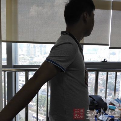 选择夏季男性专用的“无油”保养品，例如清爽无油配方的保湿露、保湿凝胶