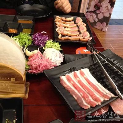 拒绝痛风：避免暴饮暴食，控制尿酸