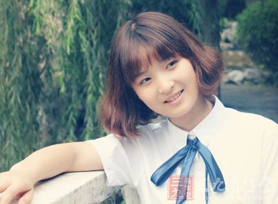 有时候戴着戒指洗手,可能会引起肥皂和金属发生反应 有时候戴着戒指洗手,可能会引起肥皂和金属发生反应