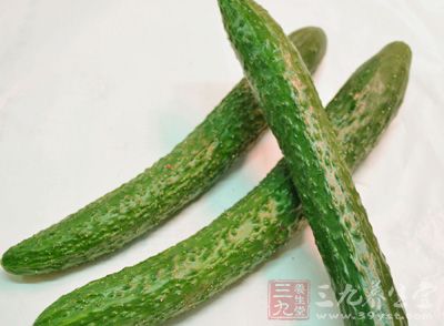 多吃含有维生素C的食物，如黄瓜