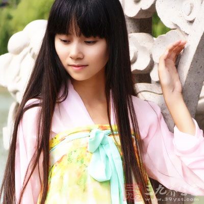 建议选择添加具有补水功效的植物和矿物成分的防晒乳