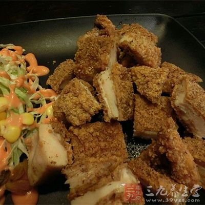 每天只能摄入40克蛋白质，因此一天也不能吃多余300克的肉，从而避免对肾脏造成太大的伤害。