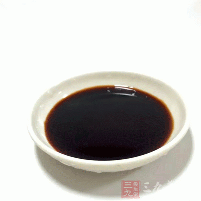 五花肉，筍干，蔥，姜，生抽，冰糖(砂糖)，鹽，料酒，八角