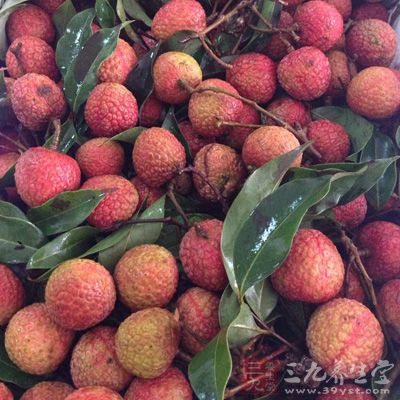 荔枝含维生素A、B1、C，还含有果胶、游离氨基酸