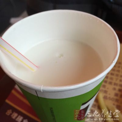 牛奶70克，淡奶油30克，奶油奶酪100克，蛋黄2个