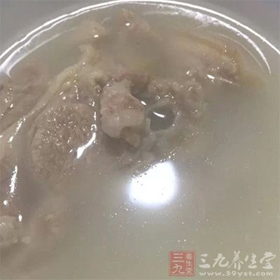 將羊背骨洗凈煮兩小時(shí)，加蔥姜佐料當(dāng)湯料。