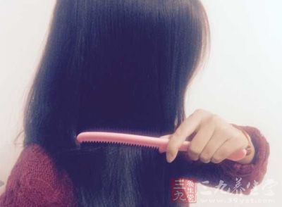 头为精明之府，日梳三遍百病除。