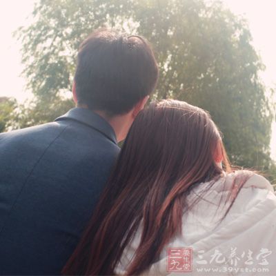 夫妻之间互捶背,解疲强身又防癌 夫妻之间互捶背,解疲强身又防癌