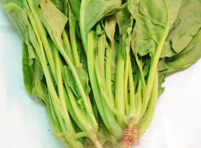 春季饮食应避免吃油腻生冷之物，要食富含维生素B的食物和新鲜蔬菜