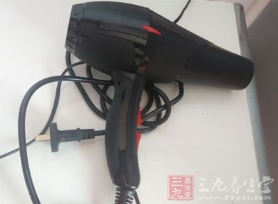 偏方之一:用电吹风吹太阳穴和风池穴 偏方之一:用电吹风吹太阳穴和风池穴