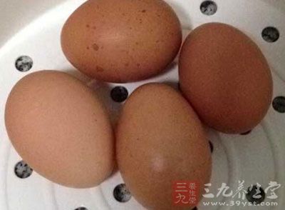 取180毫升老陈醋装入大口瓶中,然后将1个洗净的生鸡蛋放入浸泡 取180毫升老陈醋装入大口瓶中,然后将1个洗净的生鸡蛋放入浸泡