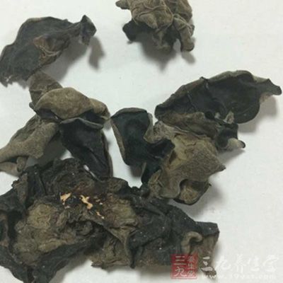 除了黑色的黑芝麻、黑木耳、黑米、黑豆等黑色食物可養(yǎng)腎外，核桃、韭菜、蝦、羊腰等也可以起到補(bǔ)腎養(yǎng)腎的作用